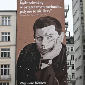 NCK odsłoniło mural upamiętniający 100. rocznicę urodzin Zbigniewa Herberta